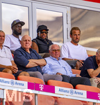 15.08.2026, Fussball Bundesliga 2026/2027, Testspiel Telecom-Cup, FC Bayern München - RB Leipzig, in der Allianz-Arena München, VIP-Tribüne mit den WM-Rückkehrern in der oberen Reihe, von links:  Dayot Upamecano (FC Bayern München), Michael Olise (FC Bayern München), Harry Kane (FC Bayern München), mittlere Reihe: Dieter Hoeness, Ehren-Präsident Uli Hoeneß (FC Bayern München, Hoeness),  