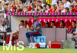 15.08.2026, Fussball Bundesliga 2026/2027, Testspiel Telecom-Cup, FC Bayern München - RB Leipzig, in der Allianz-Arena München, Trainer Vincent Kompany (FC Bayern München) sitzt auf einer Kühlbox am Spielfeldrand 