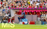 15.08.2026, Fussball Bundesliga 2026/2027, Testspiel Telecom-Cup, FC Bayern München - RB Leipzig, in der Allianz-Arena München, Trainer Vincent Kompany (FC Bayern München) sitzt auf einer Kühlbox am Spielfeldrand 