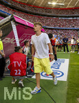 15.08.2026, Fussball Bundesliga 2026/2027, Testspiel Telecom-Cup, FC Bayern München - RB Leipzig, in der Allianz-Arena München, Lennart Karl (FC Bayern München) in Privatkleidung am Spielfeldrand 