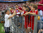 15.08.2026, Fussball Bundesliga 2026/2027, Testspiel Telecom-Cup, FC Bayern München - RB Leipzig, in der Allianz-Arena München, Sportvorstand Max Eberl (Bayern München) gibt den Fans Autogramme.