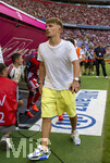 15.08.2026, Fussball Bundesliga 2026/2027, Testspiel Telecom-Cup, FC Bayern München - RB Leipzig, in der Allianz-Arena München, Lennart Karl (FC Bayern München) in Privatkleidung am Spielfeldrand 