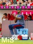 15.08.2026, Fussball Bundesliga 2026/2027, Testspiel Telecom-Cup, FC Bayern München - RB Leipzig, in der Allianz-Arena München, Trainer Vincent Kompany (FC Bayern München) sitzt auf einer Kühlbox am Spielfeldrand 