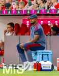 15.08.2026, Fussball Bundesliga 2026/2027, Testspiel Telecom-Cup, FC Bayern München - RB Leipzig, in der Allianz-Arena München, Trainer Vincent Kompany (FC Bayern München) sitzt auf einer Kühlbox am Spielfeldrand 