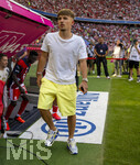 15.08.2026, Fussball Bundesliga 2026/2027, Testspiel Telecom-Cup, FC Bayern München - RB Leipzig, in der Allianz-Arena München, Lennart Karl (FC Bayern München) in Privatkleidung am Spielfeldrand 