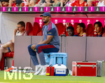 15.08.2026, Fussball Bundesliga 2026/2027, Testspiel Telecom-Cup, FC Bayern München - RB Leipzig, in der Allianz-Arena München, Trainer Vincent Kompany (FC Bayern München) sitzt auf einer Kühlbox am Spielfeldrand 