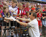 15.08.2026, Fussball Bundesliga 2026/2027, Testspiel Telecom-Cup, FC Bayern München - RB Leipzig, in der Allianz-Arena München, Sportvorstand Max Eberl (Bayern München) gibt den Fans Autogramme.