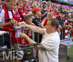 15.08.2026, Fussball Bundesliga 2026/2027, Testspiel Telecom-Cup, FC Bayern München - RB Leipzig, in der Allianz-Arena München, Sportvorstand Max Eberl (Bayern München) gibt den Fans Autogramme.
