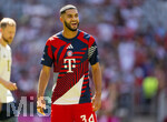 15.08.2026, Fussball Bundesliga 2026/2027, Testspiel Telecom-Cup, FC Bayern München - RB Leipzig, in der Allianz-Arena München, Ismael Saibari (FC Bayern München) beim Aufwärmen gut gelaunt 