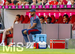 15.08.2026, Fussball Bundesliga 2026/2027, Testspiel Telecom-Cup, FC Bayern München - RB Leipzig, in der Allianz-Arena München, Trainer Vincent Kompany (FC Bayern München) sitzt auf einer Kühlbox am Spielfeldrand 