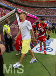15.08.2026, Fussball Bundesliga 2026/2027, Testspiel Telecom-Cup, FC Bayern München - RB Leipzig, in der Allianz-Arena München, Lennart Karl (FC Bayern München) in Privatkleidung am Spielfeldrand 