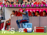 15.08.2026, Fussball Bundesliga 2026/2027, Testspiel Telecom-Cup, FC Bayern München - RB Leipzig, in der Allianz-Arena München, Trainer Vincent Kompany (FC Bayern München) sitzt auf einer Kühlbox am Spielfeldrand 