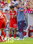 15.08.2026, Fussball Bundesliga 2026/2027, Testspiel Telecom-Cup, FC Bayern München - RB Leipzig, in der Allianz-Arena München, v.li: Nathaniel Brown (FC Bayern München) mit Trainer Vincent Kompany (FC Bayern München) 