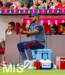 15.08.2026, Fussball Bundesliga 2026/2027, Testspiel Telecom-Cup, FC Bayern München - RB Leipzig, in der Allianz-Arena München, Trainer Vincent Kompany (FC Bayern München) sitzt auf einer Kühlbox am Spielfeldrand 