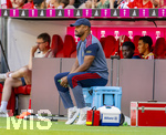 15.08.2026, Fussball Bundesliga 2026/2027, Testspiel Telecom-Cup, FC Bayern München - RB Leipzig, in der Allianz-Arena München, Trainer Vincent Kompany (FC Bayern München) sitzt auf einer Kühlbox am Spielfeldrand 