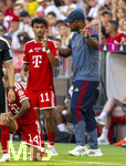 15.08.2026, Fussball Bundesliga 2026/2027, Testspiel Telecom-Cup, FC Bayern München - RB Leipzig, in der Allianz-Arena München, v.li: Nathaniel Brown (FC Bayern München) mit Trainer Vincent Kompany (FC Bayern München) 