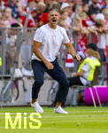 15.08.2026, Fussball Bundesliga 2026/2027, Testspiel Telecom-Cup, FC Bayern München - RB Leipzig, in der Allianz-Arena München, Trainer Martin Demichelis (RB Leipzig) am Spielfeldrand in Rage