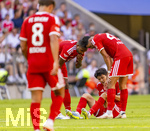 15.08.2026, Fussball Bundesliga 2026/2027, Testspiel Telecom-Cup, FC Bayern München - RB Leipzig, in der Allianz-Arena München, Min-jae Kim (Bayern München, Minjae Kim) verletzt am Boden.