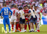 15.08.2026, Fussball Bundesliga 2026/2027, Testspiel Telecom-Cup, FC Bayern München - RB Leipzig, in der Allianz-Arena München, Jamal Musiala (Bayern München) muss nach einem Schwächeanfall mit anschliessender Ohnmacht aus dem Spiel gehen. Viele Kollegen und die Ärzte kümmern sich um ihn auf dem Platz.