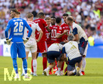 15.08.2026, Fussball Bundesliga 2026/2027, Testspiel Telecom-Cup, FC Bayern München - RB Leipzig, in der Allianz-Arena München, Jamal Musiala (Bayern München) muss nach einem Schwächeanfall mit anschliessender Ohnmacht aus dem Spiel gehen. Viele Kollegen und die Ärzte kümmern sich um ihn auf dem Platz. Vereinsarzt Dr. Jochen Hahne hilft ihm auf.