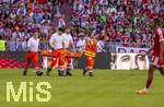 15.08.2026, Fussball Bundesliga 2026/2027, Testspiel Telecom-Cup, FC Bayern München - RB Leipzig, in der Allianz-Arena München, Jamal Musiala (Bayern München) muss nach einem Schwächeanfall mit anschliessender Ohnmacht aus dem Spiel gehen. Viele Kollegen und die Ärzte kümmern sich um ihn auf dem Platz. Die Sanitäter kommen mit der Trage aufs Spielfeld.