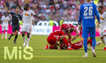 15.08.2026, Fussball Bundesliga 2026/2027, Testspiel Telecom-Cup, FC Bayern München - RB Leipzig, in der Allianz-Arena München, Jamal Musiala (Bayern München) bekommt nach seinem Schwächeanfall mit anschliessender Ohnmacht hilfe von Ismael Saibari (li, FC Bayern München) und Joshua Kimmich (FC Bayern München), Mannschaftsarzt Dr. Jochen Hahne eilt auf den Platz.