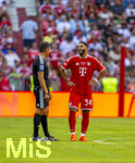 15.08.2026, Fussball Bundesliga 2026/2027, Testspiel Telecom-Cup, FC Bayern München - RB Leipzig, in der Allianz-Arena München, v.li: Schiedsrichter Robert Hartmann mit Ismael Saibari (FC Bayern München) gut gelaunt.