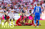 15.08.2026, Fussball Bundesliga 2026/2027, Testspiel Telecom-Cup, FC Bayern München - RB Leipzig, in der Allianz-Arena München, Jamal Musiala (Bayern München) bekommt nach seinem Schwächeanfall mit anschliessender Ohnmacht hilfe von Ismael Saibari (li, FC Bayern München) und Joshua Kimmich (FC Bayern München), Mannschaftsarzt Dr. Jochen Hahne eilt auf den Platz.