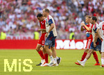 15.08.2026, Fussball Bundesliga 2026/2027, Testspiel Telecom-Cup, FC Bayern München - RB Leipzig, in der Allianz-Arena München, Jamal Musiala (Bayern München) muss nach einem Schwächeanfall mit anschliessender Ohnmacht aus dem Spiel gehen. Vereinsarzt Dr. Jochen Hahne (re) führt ihn vom Feld