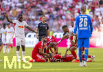 15.08.2026, Fussball Bundesliga 2026/2027, Testspiel Telecom-Cup, FC Bayern München - RB Leipzig, in der Allianz-Arena München, Jamal Musiala (Bayern München) bekommt nach seinem Schwächeanfall mit anschliessender Ohnmacht hilfe von Ismael Saibari (li, FC Bayern München) und Joshua Kimmich (FC Bayern München), Mannschaftsarzt Dr. Jochen Hahne eilt auf den Platz.