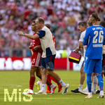 15.08.2026, Fussball Bundesliga 2026/2027, Testspiel Telecom-Cup, FC Bayern München - RB Leipzig, in der Allianz-Arena München, Jamal Musiala (Bayern München) muss nach einem Schwächeanfall mit anschliessender Ohnmacht aus dem Spiel gehen. Vereinsarzt Dr. Jochen Hahne (re) führt ihn vom Feld
