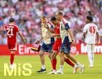 15.08.2026, Fussball Bundesliga 2026/2027, Testspiel Telecom-Cup, FC Bayern München - RB Leipzig, in der Allianz-Arena München, Jamal Musiala (Bayern München) muss nach einem Schwächeanfall mit anschliessender Ohnmacht aus dem Spiel gehen. Vereinsarzt Dr. Jochen Hahne (re) führt ihn vom Feld