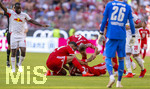 15.08.2026, Fussball Bundesliga 2026/2027, Testspiel Telecom-Cup, FC Bayern München - RB Leipzig, in der Allianz-Arena München, Jamal Musiala (Bayern München) bekommt nach seinem Schwächeanfall mit anschliessender Ohnmacht hilfe von Ismael Saibari (li, FC Bayern München) und Joshua Kimmich (FC Bayern München), Mannschaftsarzt Dr. Jochen Hahne eilt auf den Platz.