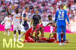 15.08.2026, Fussball Bundesliga 2026/2027, Testspiel Telecom-Cup, FC Bayern München - RB Leipzig, in der Allianz-Arena München, Jamal Musiala (Bayern München) bekommt nach seinem Schwächeanfall mit anschliessender Ohnmacht hilfe von Ismael Saibari (li, FC Bayern München) und Joshua Kimmich (FC Bayern München), Mannschaftsarzt Dr. Jochen Hahne eilt auf den Platz.