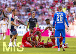 15.08.2026, Fussball Bundesliga 2026/2027, Testspiel Telecom-Cup, FC Bayern München - RB Leipzig, in der Allianz-Arena München, Jamal Musiala (Bayern München) bekommt nach seinem Schwächeanfall mit anschliessender Ohnmacht hilfe von Ismael Saibari (li, FC Bayern München) und Joshua Kimmich (FC Bayern München), Mannschaftsarzt Dr. Jochen Hahne eilt auf den Platz.
