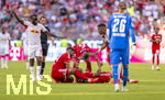 15.08.2026, Fussball Bundesliga 2026/2027, Testspiel Telecom-Cup, FC Bayern München - RB Leipzig, in der Allianz-Arena München, Jamal Musiala (Bayern München) bekommt nach seinem Schwächeanfall mit anschliessender Ohnmacht hilfe von Ismael Saibari (li, FC Bayern München) und Joshua Kimmich (FC Bayern München), Mannschaftsarzt Dr. Jochen Hahne eilt auf den Platz.