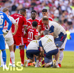 15.08.2026, Fussball Bundesliga 2026/2027, Testspiel Telecom-Cup, FC Bayern München - RB Leipzig, in der Allianz-Arena München, Jamal Musiala (Bayern München) muss nach einem Schwächeanfall mit anschliessender Ohnmacht aus dem Spiel gehen. Viele Kollegen und die Ärzte kümmern sich um ihn auf dem Platz. Vereinsarzt Dr. Jochen Hahne hilft ihm auf.