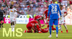 15.08.2026, Fussball Bundesliga 2026/2027, Testspiel Telecom-Cup, FC Bayern München - RB Leipzig, in der Allianz-Arena München, Jamal Musiala (Bayern München) bekommt nach seinem Schwächeanfall mit anschliessender Ohnmacht hilfe von Ismael Saibari (li, FC Bayern München) und Joshua Kimmich (FC Bayern München), Mannschaftsarzt Dr. Jochen Hahne eilt auf den Platz.