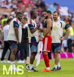 15.08.2026, Fussball Bundesliga 2026/2027, Testspiel Telecom-Cup, FC Bayern München - RB Leipzig, in der Allianz-Arena München, Co-Trainer Floribert Ngalula (mitte, FC Bayern München, N´Galula) nach dem Spiel mt Ismael Saibari (FC Bayern München) 