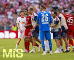 15.08.2026, Fussball Bundesliga 2026/2027, Testspiel Telecom-Cup, FC Bayern München - RB Leipzig, in der Allianz-Arena München, Jamal Musiala (Bayern München) muss nach einem Schwächeanfall mit anschliessender Ohnmacht aus dem Spiel gehen. Vereinsarzt Dr. Jochen Hahne (3.v.li) führt ihn vom Feld