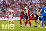 15.08.2026, Fussball Bundesliga 2026/2027, Testspiel Telecom-Cup, FC Bayern München - RB Leipzig, in der Allianz-Arena München, Jamal Musiala (Bayern München) muss nach einem Schwächeanfall mit anschliessender Ohnmacht aus dem Spiel gehen. Vereinsarzt Dr. Jochen Hahne (re) führt ihn vom Feld