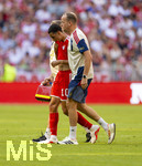 15.08.2026, Fussball Bundesliga 2026/2027, Testspiel Telecom-Cup, FC Bayern München - RB Leipzig, in der Allianz-Arena München, Jamal Musiala (Bayern München) muss nach einem Schwächeanfall mit anschliessender Ohnmacht aus dem Spiel gehen. Vereinsarzt Dr. Jochen Hahne (re) führt ihn vom Feld