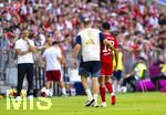 15.08.2026, Fussball Bundesliga 2026/2027, Testspiel Telecom-Cup, FC Bayern München - RB Leipzig, in der Allianz-Arena München, Jamal Musiala (Bayern München) muss nach einem Schwächeanfall mit anschliessender Ohnmacht aus dem Spiel gehen. Vereinsarzt Dr. Jochen Hahne führt ihn vom Feld