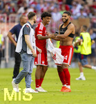 15.08.2026, Fussball Bundesliga 2026/2027, Testspiel Telecom-Cup, FC Bayern München - RB Leipzig, in der Allianz-Arena München, v.li: Nathaniel Brown (FC Bayern München) Selfie nach dem Spiel mt Ismael Saibari (FC Bayern München) 