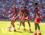 15.08.2026, Fussball Bundesliga 2026/2027, Testspiel Telecom-Cup, FC Bayern München - RB Leipzig, in der Allianz-Arena München, Aufwärmen mit Spass, v.li: Ismael Saibari (FC Bayern München), Sacha Boey (FC Bayern München), Bara Sapoko Ndiaye (Bayern München), 