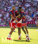 15.08.2026, Fussball Bundesliga 2026/2027, Testspiel Telecom-Cup, FC Bayern München - RB Leipzig, in der Allianz-Arena München, Aufwärmen mit Spass, v.li: Ismael Saibari (FC Bayern München),  Bara Sapoko Ndiaye (Bayern München), 
