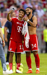 15.08.2026, Fussball Bundesliga 2026/2027, Testspiel Telecom-Cup, FC Bayern München - RB Leipzig, in der Allianz-Arena München, v.li: Nathaniel Brown (FC Bayern München) Selfie nach dem Spiel mt Ismael Saibari (FC Bayern München) 