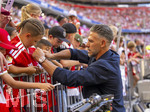 15.08.2026, Fussball Bundesliga 2026/2027, Testspiel Telecom-Cup, FC Bayern München - RB Leipzig, in der Allianz-Arena München, Trainer Martin Demichelis (RB Leipzig) gibt den Bayernfans Autogramme