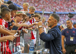 15.08.2026, Fussball Bundesliga 2026/2027, Testspiel Telecom-Cup, FC Bayern München - RB Leipzig, in der Allianz-Arena München, Trainer Martin Demichelis (RB Leipzig) gibt den Bayernfans Autogramme