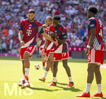 15.08.2026, Fussball Bundesliga 2026/2027, Testspiel Telecom-Cup, FC Bayern München - RB Leipzig, in der Allianz-Arena München, Aufwärmen mit Spass, v.li: Ismael Saibari (FC Bayern München), Sacha Boey (FC Bayern München), Bara Sapoko Ndiaye (Bayern München), 